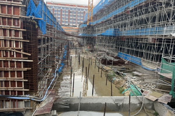 廈門大學(xué)海韻園二期流態(tài)固化士基坑回填.jpg